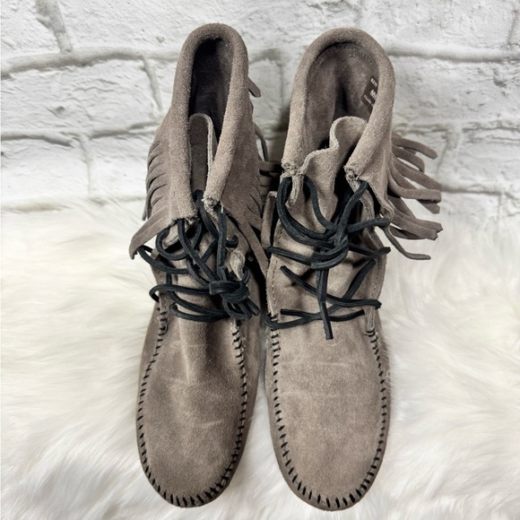 Minnetonka - Lace-Up Flat Ankle Boots with Fringe in Gray Suede - Women Size 8 - Picture 6 of 7